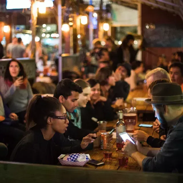 Gente comiendo en un comedor abarrotado en SoMa. 加州贝博体彩app.